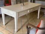 Table rectangulaire en bois sculpté et patiné crème, décor de...