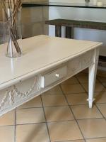 Table rectangulaire en bois sculpté et patiné crème, décor de...