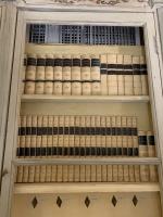 Importante bibliothèque en bois patiné vert sauge et tilleul, ouvrant...