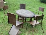 Table en bois tronc et 5 chaises métalliques dépareillées patine...
