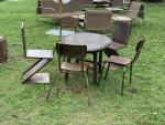 Table en bois tronc et 5 chaises métalliques dépareillées patine...