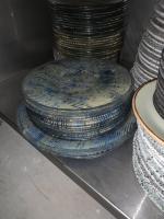Lot de vaisselle dépareillée Christophe Pichon à UZES en porcelaine...