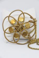 Yves Saint-Laurent:pendentif en métal doré (sur chaine désassortie)