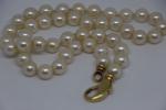 Collier 45 perles (9 mm), fermoir mousqueton or et diamants....