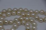 Collier 45 perles (9 mm), fermoir mousqueton or et diamants....