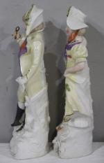 Lot de deux sujets en porcelaine polychrome représentant un couple,...