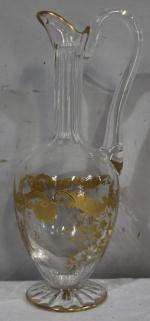 SAINT LOUIS: Carafe en cristal à décor végétal doré. H:...