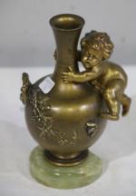 D'après Louis Auguste MOREAU (1834-1917) Vase soliflore en bronze surmonté...
