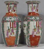 Paire de vases en porcelaine de Canton. H: 32 cm.