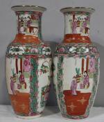 Paire de vases en porcelaine de Canton. H: 32 cm.