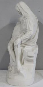 "Piéta" Sculpture en poudre de marbre. H: 58 cm