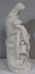 "Piéta" Sculpture en poudre de marbre. H: 58 cm