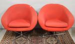 Paire de fauteuils en polyester et tissu orange, piètements métal