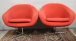 Paire de fauteuils en polyester et tissu orange, piètements métal
