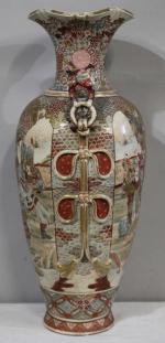 Important vase en porcelaine de SATSUMA, à décor de deux...