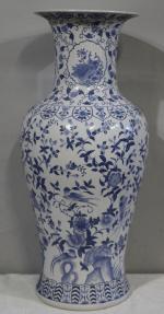 Important vase moderne en faïence chinoise à décors de fleurs...