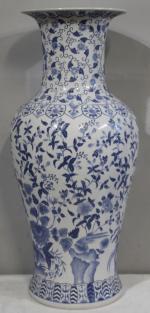 Important vase moderne en faïence chinoise à décors de fleurs...