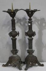 Paire de pique-cierges en bronze H: 53 cm