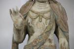 Grande sculpture en bois polychrome représentant un Bodhisattva, probablement Guanyin,...