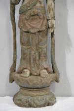 Grande sculpture en bois polychrome représentant un Bodhisattva, probablement Guanyin,...