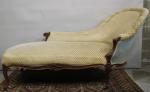 chaise longue époque 1900 en bois sculpté, garniture velours blanc...