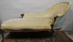 chaise longue époque 1900 en bois sculpté, garniture velours blanc...