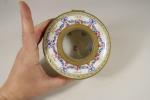 SEVRES: Bonbonnière  en porcelaine à décor Louis  XVI...
