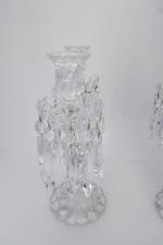 BACCARAT : Paire de chandeliers à pampilles en cristal éclairant...