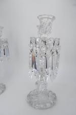 BACCARAT : Paire de chandeliers à pampilles en cristal éclairant...