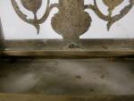 Garniture de cheminée comprenant une pendule borne en  bronze...