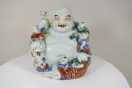 Bouddha et 5 enfants en porcelaine polychrome, travail du XXème...