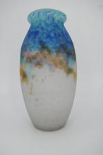 MULLER FRERES LUNEVILLE: Vase balustre en verre marmoréen blanc et...