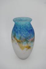 MULLER FRERES LUNEVILLE: Vase balustre en verre marmoréen blanc et...