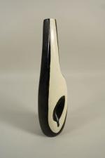 Attribué à ORLANDO : Vase en céramique irisée blanc/noir de...