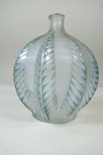 LALIQUE René (1860-1945) : Petit vase en verre opalescent irisé...