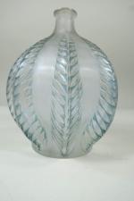 LALIQUE René (1860-1945) : Petit vase en verre opalescent irisé...