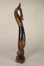 Sculpture en bois exotique  représentant  la divinité MAMIWATA...