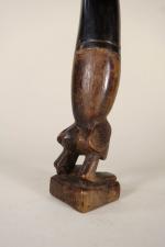 Sculpture en bois exotique  représentant  la divinité MAMIWATA...