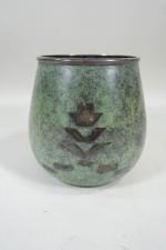 CHRISTOFLE : Petit vase ovoïde en métal patiné vert antique...