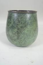 CHRISTOFLE : Petit vase ovoïde en métal patiné vert antique...