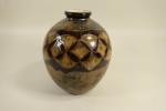 THARAUD - LIMOGES  : Vase boule en porcelaine à...
