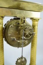 Pendule portique en bronze doré à décor de colonnes à...