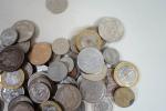 Lot de pièces de monnaie françaises et étrangères en métal...