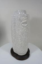 Vase en céramique céladon craquelée de forme ovale, les anses...