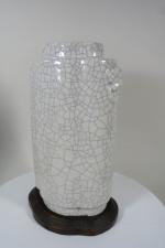 Vase en céramique céladon craquelée de forme ovale, les anses...