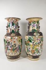 CHINE, Nankin, XIXème s. : Paire de vases de forme...