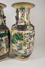 CHINE, Nankin, XIXème s. : Paire de vases de forme...