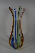 Grand vase en cristal coloré à de forme libre, ...