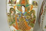 SATSUMA: Paire de vases en faïence à décor de figures...