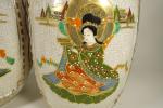SATSUMA: Paire de vases en faïence à décor de figures...